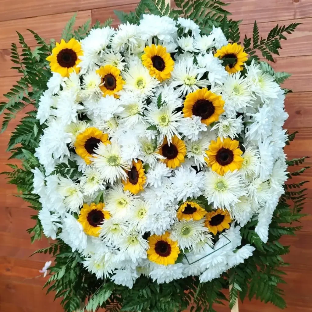 nossa Coroa de Flores premium Cod 26 é uma linda despedida, indicada para transformar um momento de despedia em uma linda homenagem