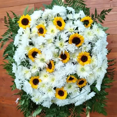 nossa Coroa de Flores premium Cod 26 é uma linda despedida, indicada para transformar um momento de despedia em uma linda homenagem